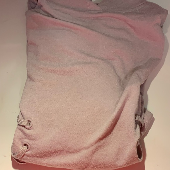 Pull over thin hoodie, cropped, says xs bur fits like a small - Picture 3 of 3